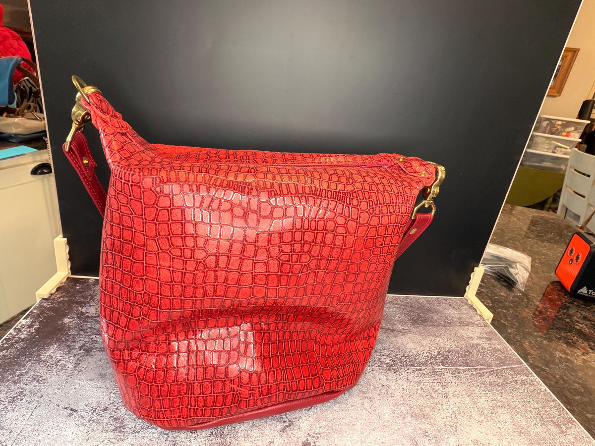 Red Croc-Embossed Leather Shoulder Bag – Glossy Textured Purse with Gold Hardware