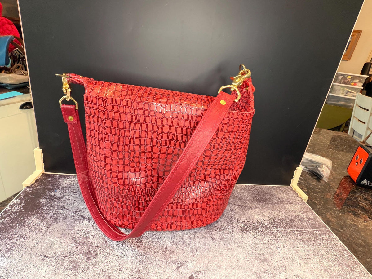Red Croc-Embossed Leather Shoulder Bag – Glossy Textured Purse with Gold Hardware