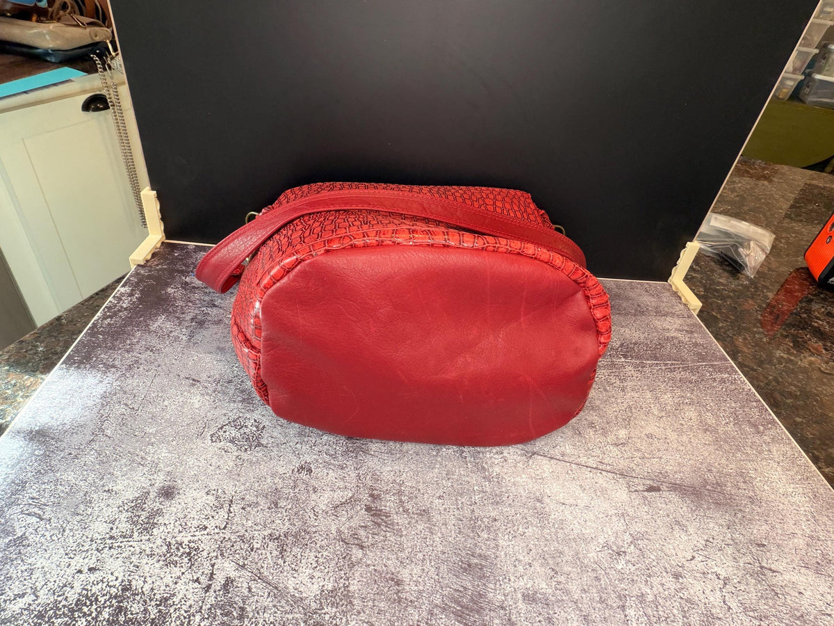 Red Croc-Embossed Leather Shoulder Bag – Glossy Textured Purse with Gold Hardware
