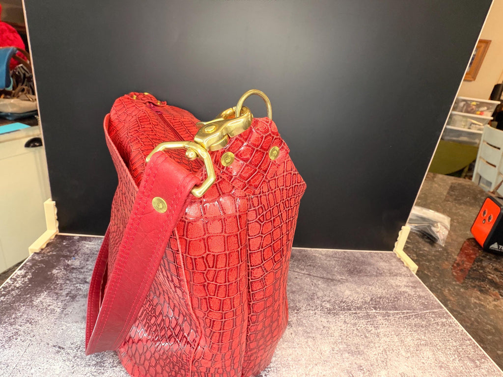 Red Croc-Embossed Leather Shoulder Bag – Glossy Textured Purse with Gold Hardware