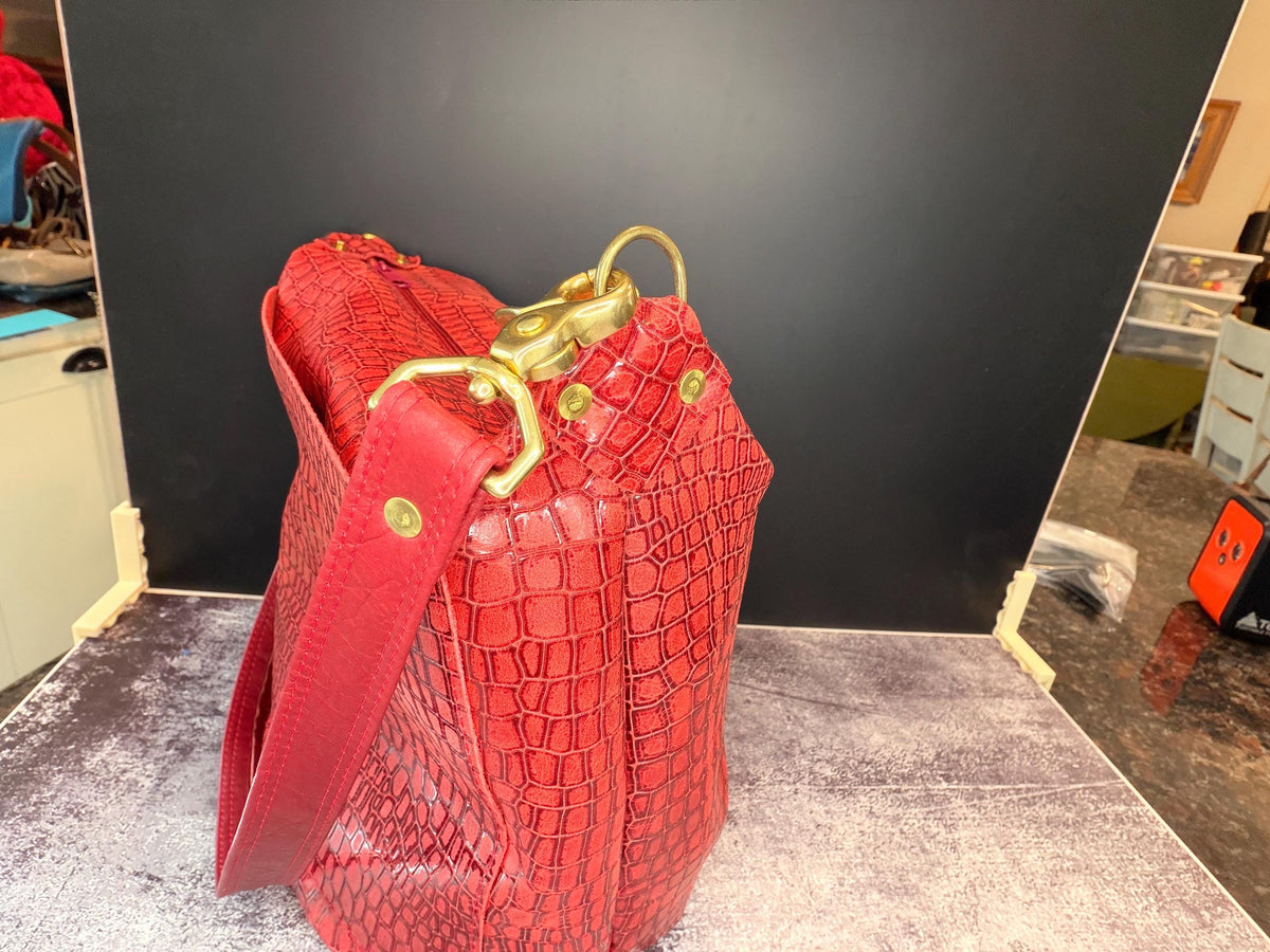 Red Croc-Embossed Leather Shoulder Bag – Glossy Textured Purse with Gold Hardware
